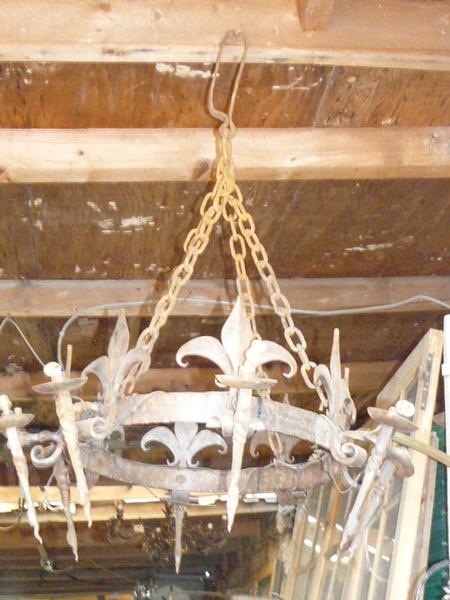 oude antieke historische bouwmaterialen smeedwerk gesmede lamp