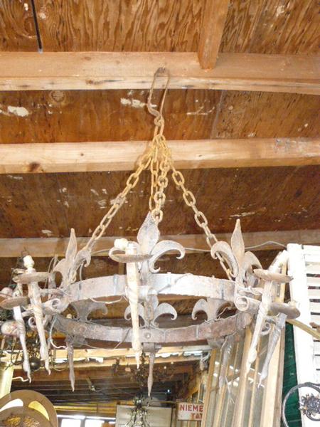 oude antieke historische bouwmaterialen smeedwerk gesmede lamp