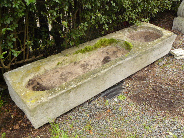 antieke oude historische bouwmaterialen arduinen troggen blauwstenen handgekapte paardenbak