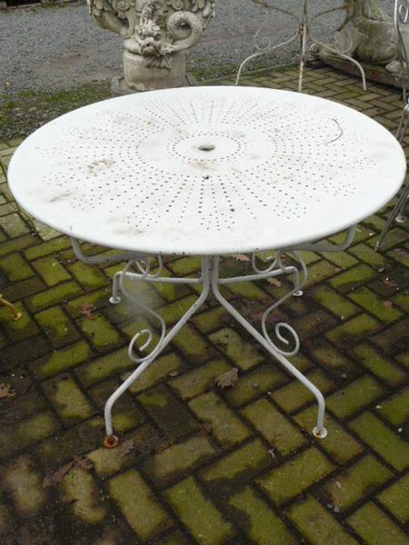 Harnas slachtoffers verdrietig antieke tuintafel - Antiek tuinsets brocante tafels en antieke stoelen zijn  een must - antieke beelden en oude vazen wandfonteinen en sok - Benko