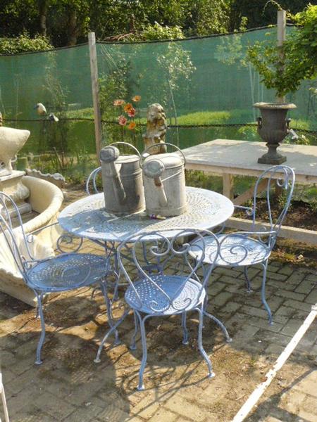 Mus Vrijwel limiet Antieke Franse Tuinset - Antiek tuinsets brocante tafels en antieke stoelen  zijn een must - antieke beelden en oude vazen wandfonteinen en sok - Benko