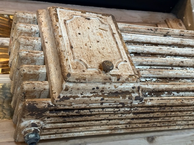 Antieke radiator met oven
