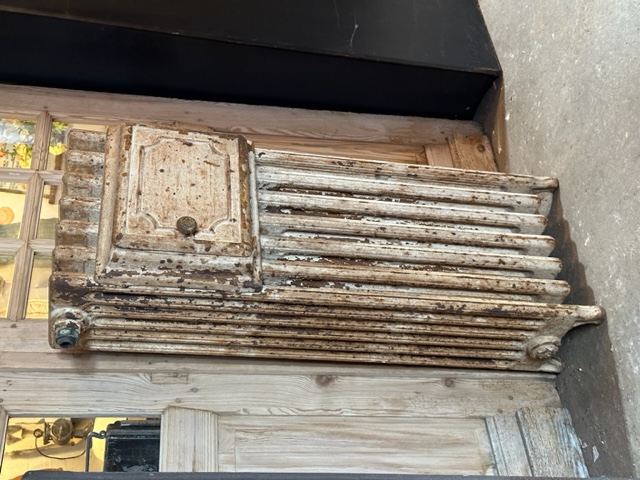 Antieke radiator met oven