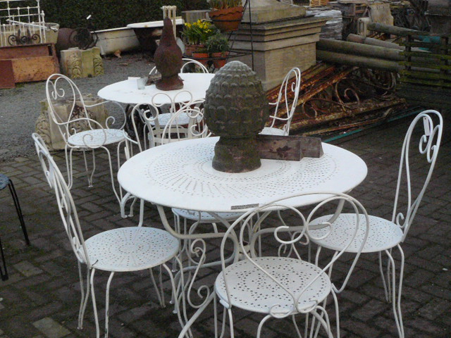 helemaal Pijlpunt Kwadrant antieke tuinmeubelen - Antiek tuinsets brocante tafels en antieke stoelen  zijn een must - antieke beelden en oude vazen wandfonteinen en sok - Benko