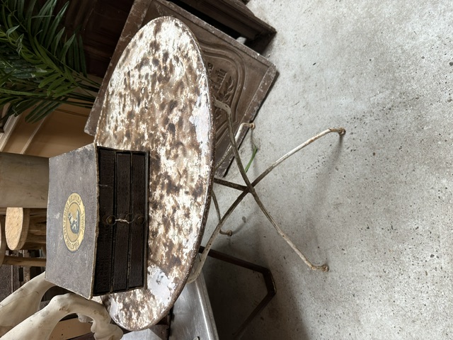 Antieke tuintafel