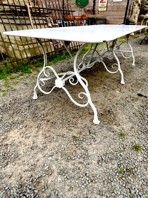 Willen nul monster Antieke tuintafel - Antiek tuinsets brocante tafels en antieke stoelen zijn  een must - antieke beelden en oude vazen wandfonteinen en sok - Benko