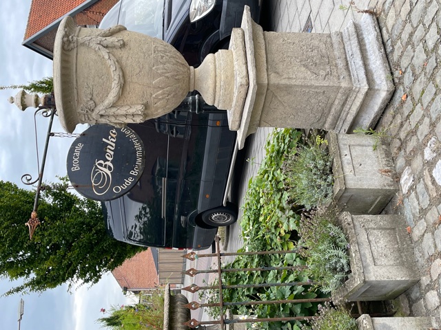 Geef rechten gras Orthodox Decoratieve sokkel met vaas - Antieke vazen en oude beelden in uw tuin  maken uw tuin compleet - antieke beelden en oude vazen wandfonteinen en sok  - Benko