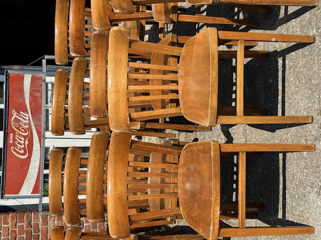 Oude cafestoelen