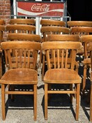 Oude cafestoelen