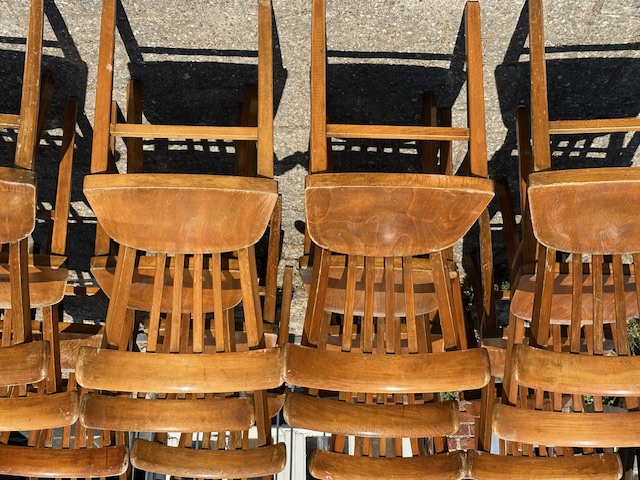 Oude cafestoelen