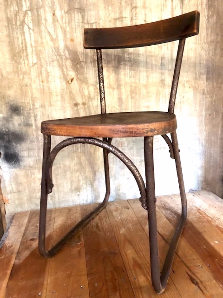 Peugeot houten stoelen - industrieel antiek unieke sfeer en uitstraling met een verhaal - antieke interieurs en interieurs van antieke - Benko