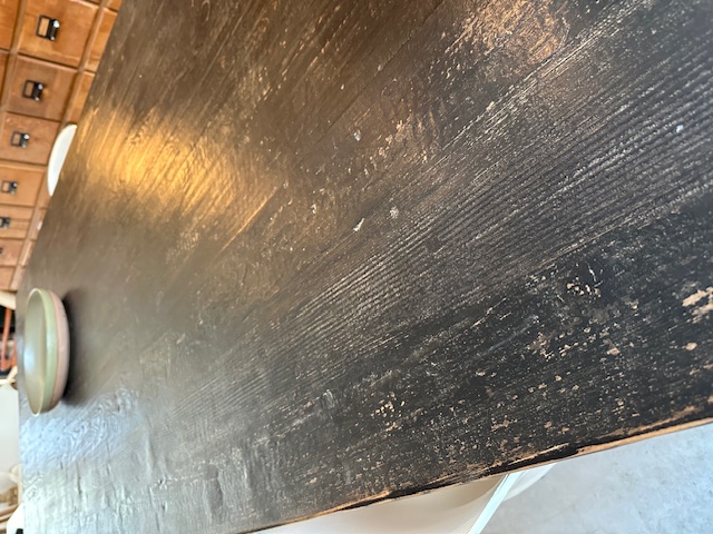 Robuuste zwarte tafel